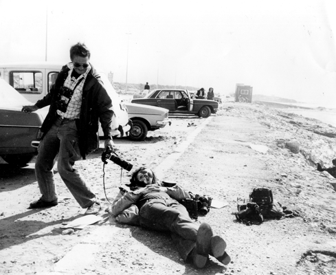 Photographers John Hoagland & Leighton Mark await the landing of U.S. Marines on the Beirut beachfront, Lebanon 1983 © Hugh Pope