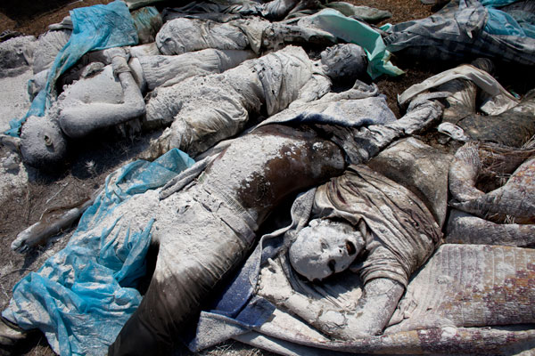 Bodies covered with lime powder on the grounds of the abandoned Abu-Salem hospital in Tripoli. Libya, August 2011  Heidi Levine/Sipa Press